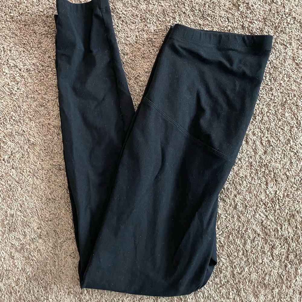 Old navy maternity leggings 🐼